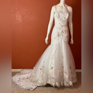 Ennzoani Ariel Elegant White Strapless Gown with Floral Embroidery Size 4